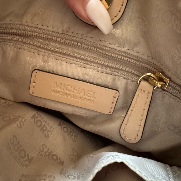 Michael Kors Crossbody | Adjustable strap - Picture 3 of 5